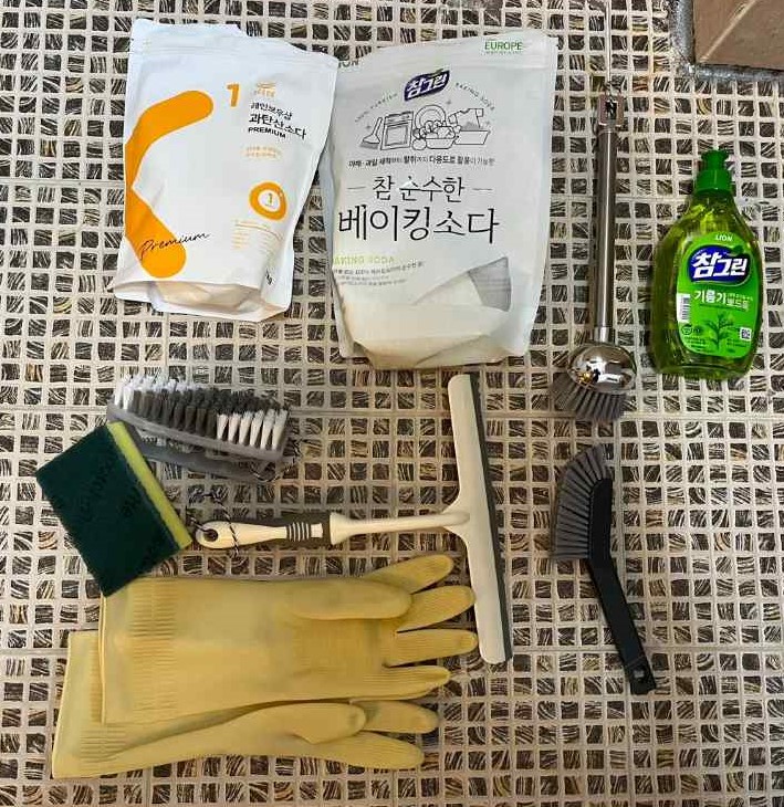 필자가 화장실 청소 할 때 쓰는 과탄산소다, 베이킹 소다, 주방 세제, 기타 청소 도구들