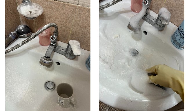 베이킹소다를 뿌린 후에 천연 세제로 화장실을 닦는 모습